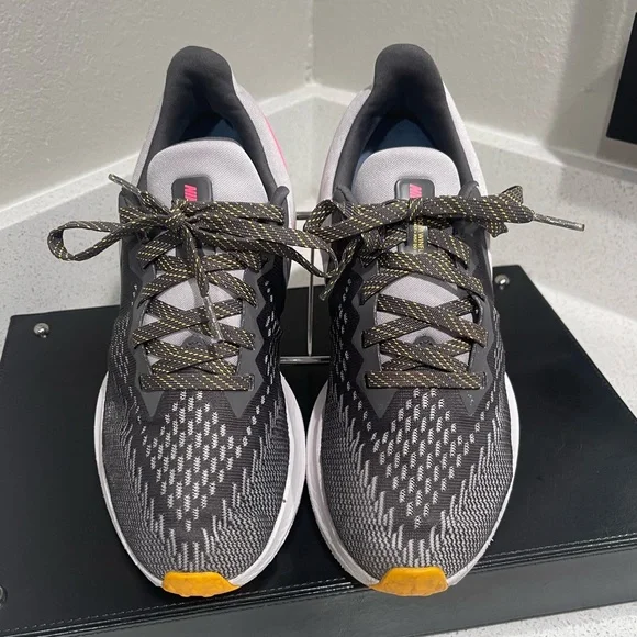 💕Sold💕Nike Zoom Women’s Sneakers - Picture 4 of 9